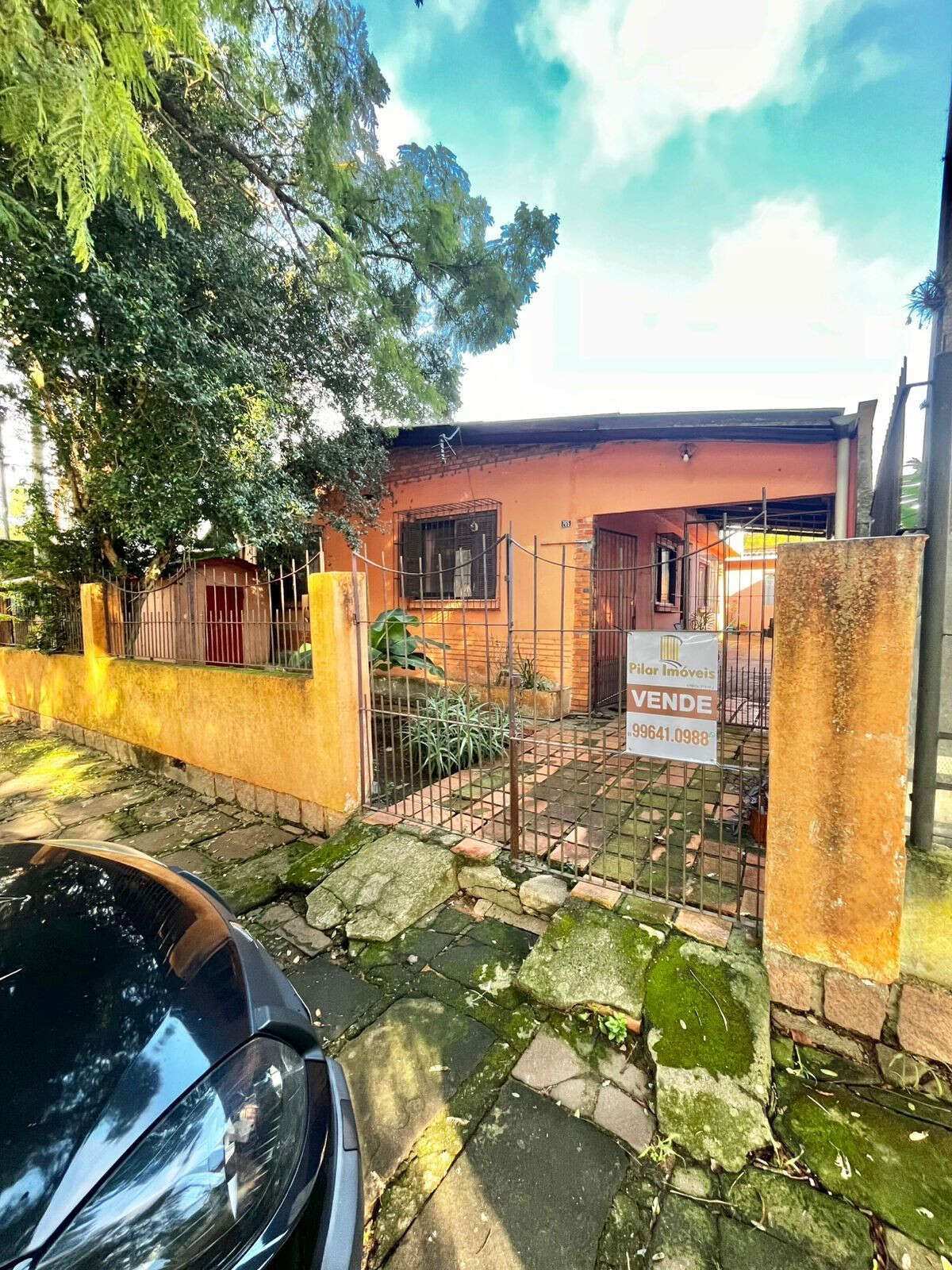 Casa à venda em Porto Alegre, Partenon, com 3 quartos, 168m² - Jonathan Correa - Corretor de Imóveis